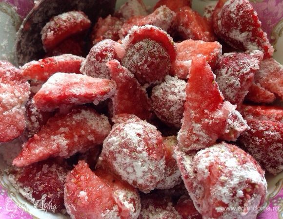 Затем смешать с сахаром и крахмалом.