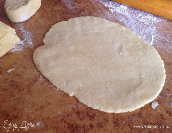 Достать тесто из холодильника. Разделить на 3-4 части (у меня получилось) и раскатать каждую часть в лепешку.