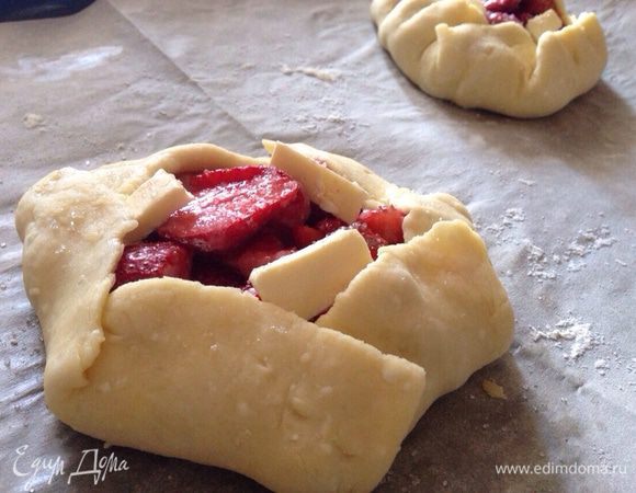 Завернуть края теста к центру и сформировать галету. Выпекать 25-30 минут при температуре 180°C пока тесто не зарумянится. 
