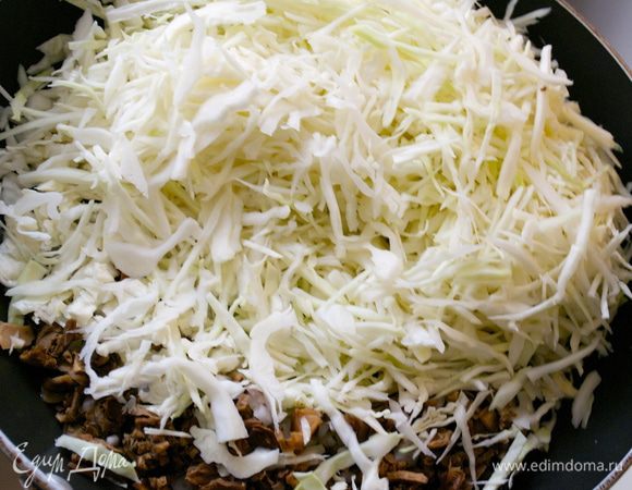 Капусту тонко нашинковать (небольшой кочан молодой капусты). В большой сковороде разогреть 2 ст.л. растительного масла и выложить нарезанные овощи. 