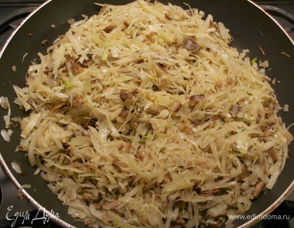 Обжаривать несколько минут, время от времени помешивая... Затем накрыть сковороду крышкой и тушить еще несколько минут на медленном огне, пока капуста не станет мягкой. 