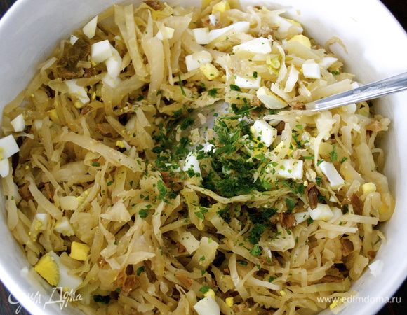 Измельчить укроп. Добавить вареные яйца и половину укропа в капустную начинку. Все перемешать и еще раз проверить на соль. 