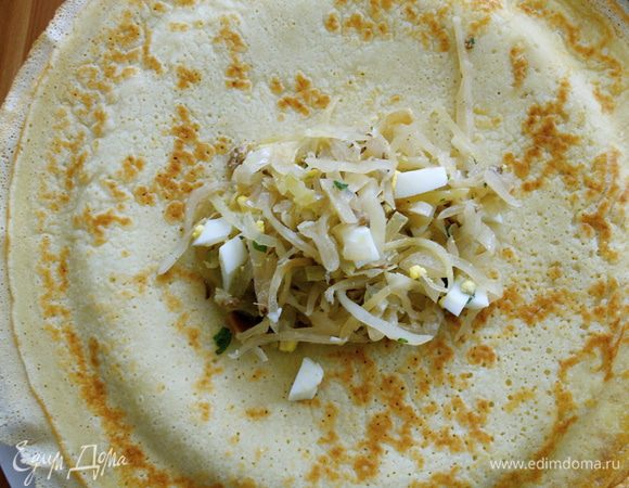 В середину блина положить 1 ст.л. начинки. Свернуть блин конвертиком. Так поступить с каждым блинчиком. 