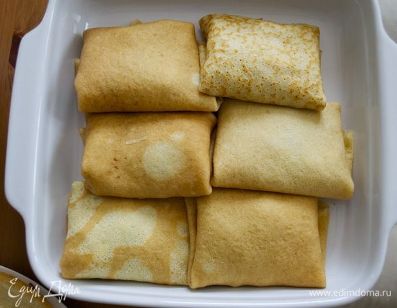 Блины уложить в огнеупорную форму и запечь в разогретой до 180 С духовке... А можно просто обжарить на сливочном масла..., по-старинке... ))) Нам понравились одинаково оба варианта!  