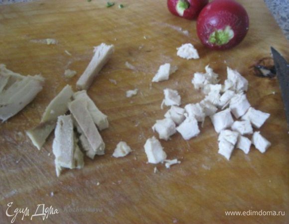 Вареную куриную грудку режем на кубики.