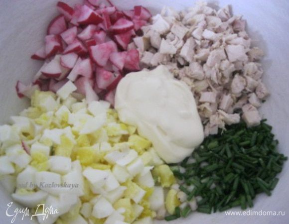 Отварные яйца также на кубики, лук -  соломкой, редис - на треугольнички или как вам нравится)
Солим, перчим по вкусу.
Заправляем сметанкой или майонезом.