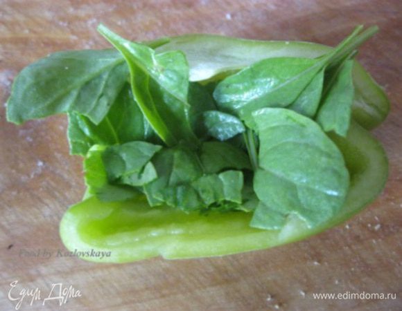 Руколу порвать руками.
Можно сразу в салат, но мои мужчины категорично не едят руколу (как и многое другое), поэтому для себя я положила руколку в подготовленный перец и сверху салат).