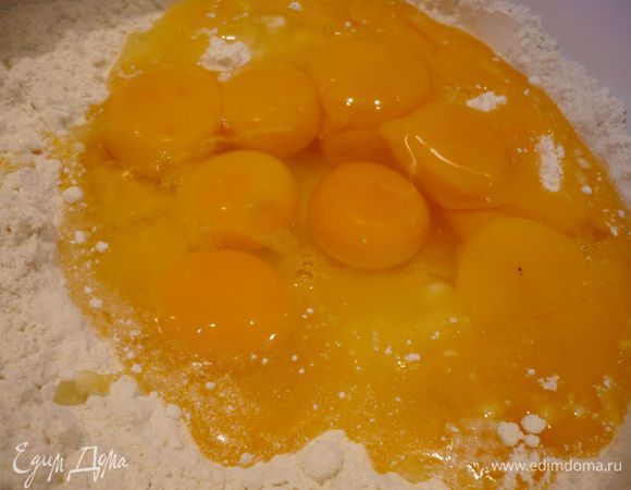 Размораживаем шпинат и грибы. Муку смешиваем с солью, добавляем яйца и желтки (я делала двойную порцию, один из рулетов у меня мясной). При помощи комбайна смешиваем ингредиенты до однородности на самой низкой скорости.