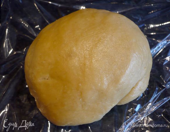 Выкладываем на доску и вымешиваем тесто до однородного эластичного состояния. Если тесто получилось мягким, заворачиваем его в пленку и сразу кладем в холодильник на 1 час. Если тесто плотновато (так было у меня, яйца были средние, а не крупные, видимо, дело в этом), то добавляем оливковое масло, вымешиваем до полного соединения масла с тестом, затем заворачиваем в пленку, кладем в теплое место минут на 20 и снова, сняв пленку, вымешиваем тесто. Затем убираем в пленку и кладем в холодильник на 1 час. 