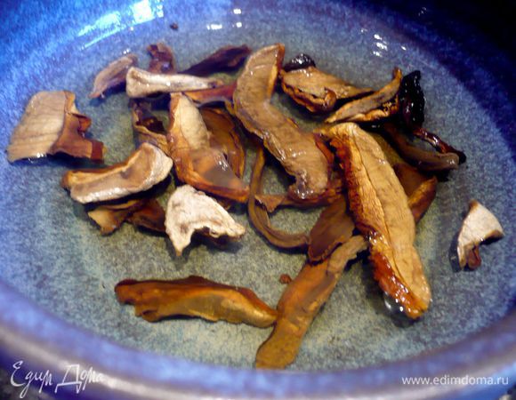 Для начинки сушеные грибы замачиваем в 100 мл горячей воды, смешанной с лимонным соком. 