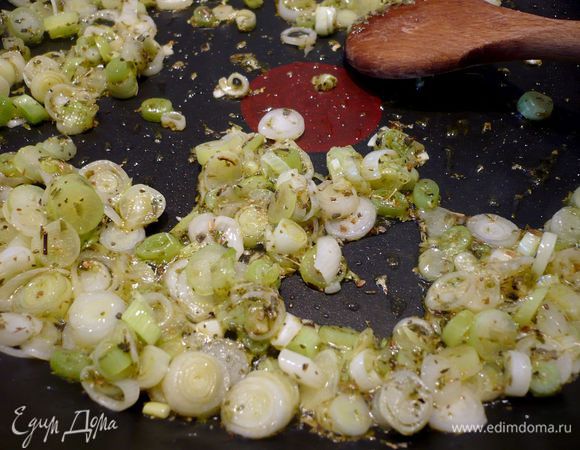 Лук (только белую часть) режем кольцами, обжариваем на сливочном масле, добавив орегано. Шпинат бланшируем, сливаем воду и хорошенько отжимаем его. 