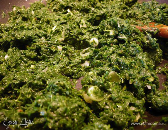 К луку добавляем отжатый шпинат, солим, перчим, обжариваем в течение нескольких минут.