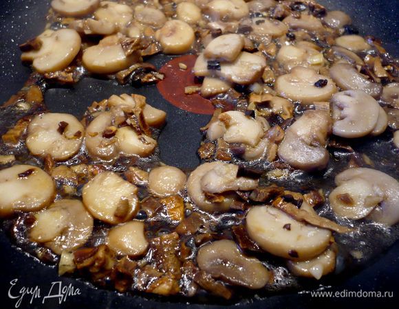 Сушеные грибы извлекаем из жидкости, жидкость оставляем. Режем грибы мелко, обжариваем в оливковом масле вместе с шампиньонами и мелко рубленным чесноком в течение 10 — 15 минут, постепенно добавляя сохраненную от замачивания сушеных грибов жидкость. Жарим грибы до полного выпаривания жидкости. Солим и перчим грибы.