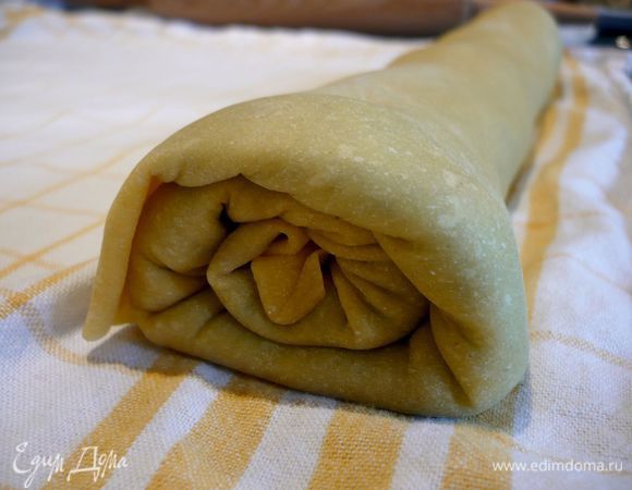 Сворачиваем в плотный рулет, подвернув внутрь левый и правый края. 