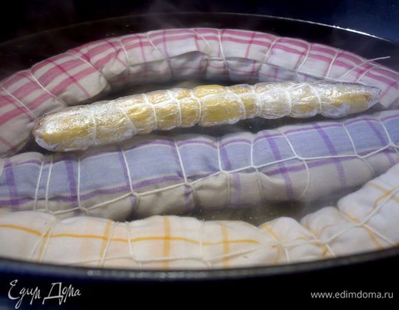 Рулет сворачиваем в полотенце, полотенце связываем кулинарной нитью. То же самое проделываем со второй частью теста. В жаровне кипятим подсоленную воду и аккуратно выкладываем в воду рулеты, так чтобы они полностью были покрыты водой. Сверху нужно прикрыть рулеты крышкой меньшего по диаметру размера, чем сама жаровня. Так рулеты не будут всплывать на поверхность и лучше проготовятся. Варить рулеты на медленном огне в течение 25 минут. Для мясного рулета времени потребуется чуть больше. 