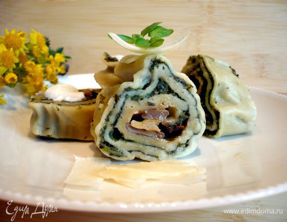 Достаем рулет, раскрываем полотенце, режем на порционные кусочки и выкладываем на блюдо. Подаем с тертым пармезаном и обжаренными в сливочном масле листочками шалфея. Приятного аппетита!