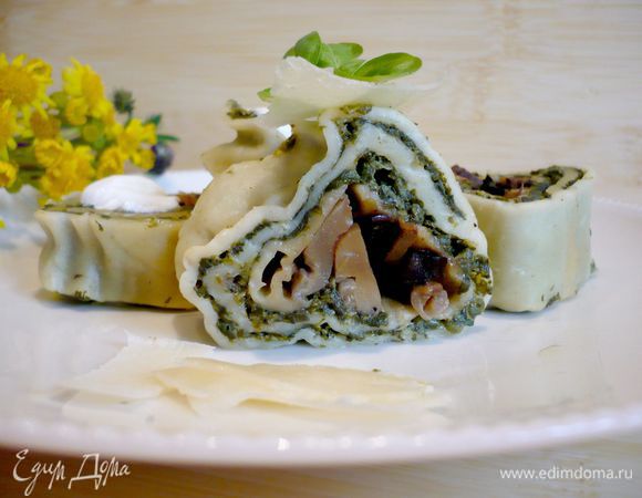 Для повторного разогрева лучше всего использовать пароварку или просто, как сделала я, подвесить выложенное порезанными кусочками рулета сито над большой, наполненной кипящей водой кастрюлей, закрыть крышкой и держать на небольшом огне в течение 15 — 20 минут. Угощайтесь!