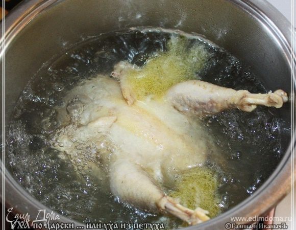 Вот и вода уже закипела. Держим на сильном огне, пока пена будет выделяться. Пену, естественно, убирать надо беспощадно. У меня пены так и не образовалось. Минут пять на сильных бульках держал. Кстати сказать, ее, пены, и потом не появилось. И не удивительно. Петушок был молоденький совсем, домашний. Питался чисто экологическими зернышками. Откуда там всякой бяке взяться? Вот в этот момент «принятия решения» (или в тогда, когда перестанет выделяться пена) убавляете огонь до минимума. До самого возможного. Потому что дальше мы ничего «варить» не будем. Будем все исключительно «томить».