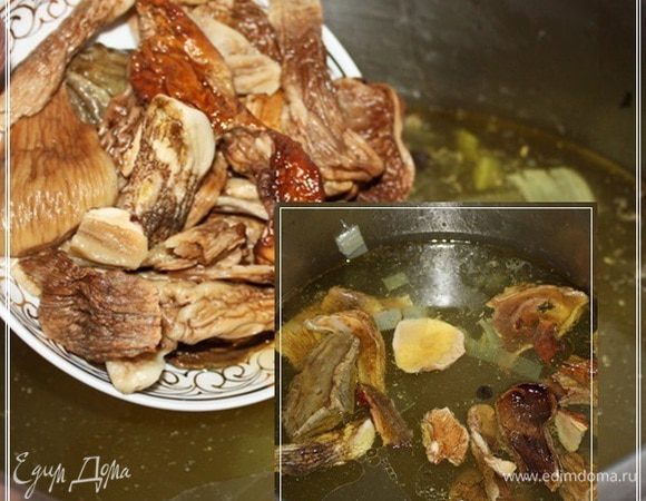 И отправляем грибы в кастрюлю.