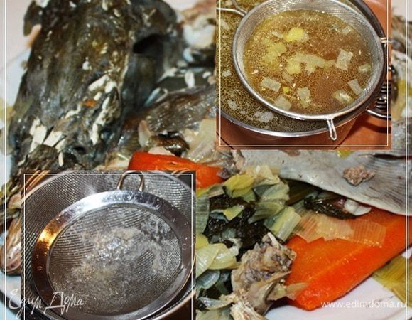 Вынуть из бульона шумовкой всякое разное такое и бульон процедить. Я сделал это дважды. Сначала через сито, которое было покрупнее, а потом добавил второе, мелкое, сито. Мусора, так сказать, оказалось очень мало.