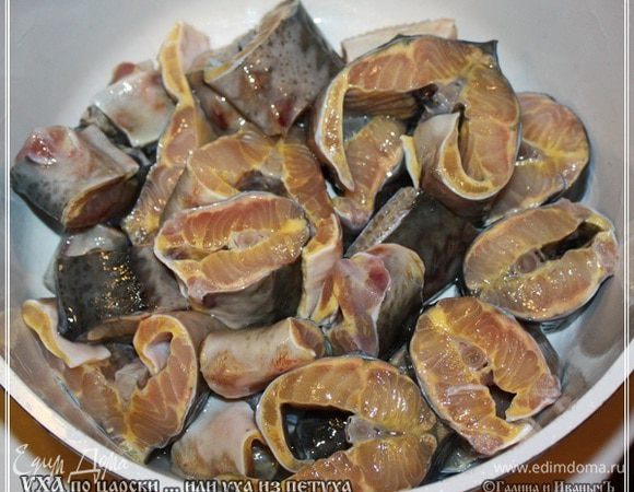 Пока картошка сварится «наполовину», надо достать стерлядь. Если ее присаливали, то промойте очень хорошо.