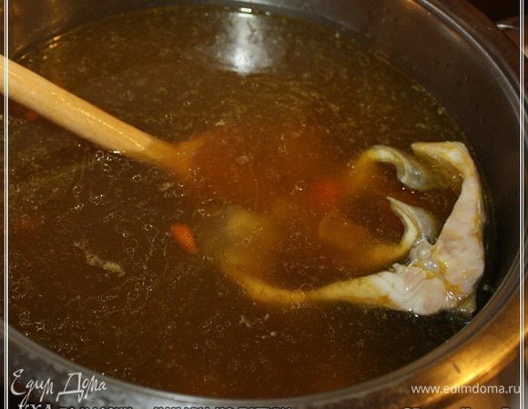 Напомню. Огонь минимизирован до самого что ни есть низкого уровня, что только возможен. Стерлядь понемногу белеет. Это минут через около десяти, после закладки.