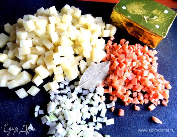 Овощи нарезать на кубики.