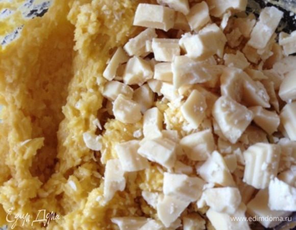 Соединим обе смеси, добавим шоколад и ложкой перемешаем.