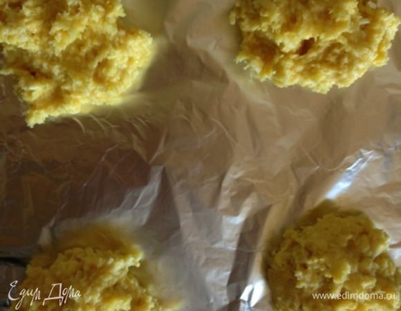 Выкладываем на застеленный пергаментом противень столовой ложкой тесто на расстоянии друг от друга (я делала большие печенья - ст.л. теста с горкой). Ставим в разогретую духовку на 15 минут.