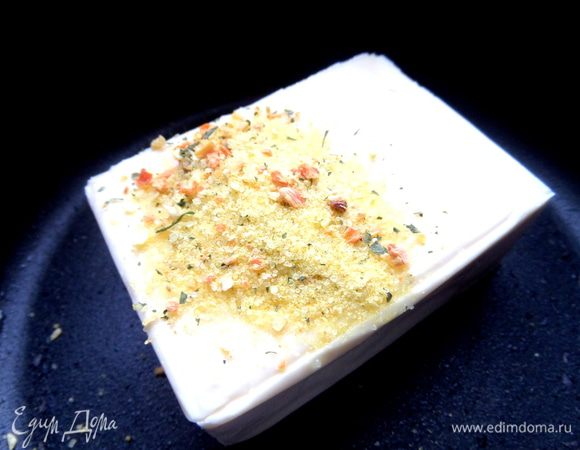 Плавленный сырок положить в кастрюлю, добавить овощную приправу.