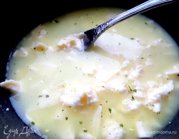 Добавить немного горячей воды и размять сыр вилкой.