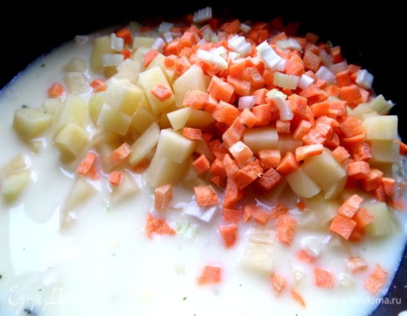 Высыпать овощи с лавровым листом, долить воды (у меня варились куриные грудки и я отлила от них бульон в данный суп). Жидкость я не отмеряла, всё относительно, зависит, какой густоты хотите суп!