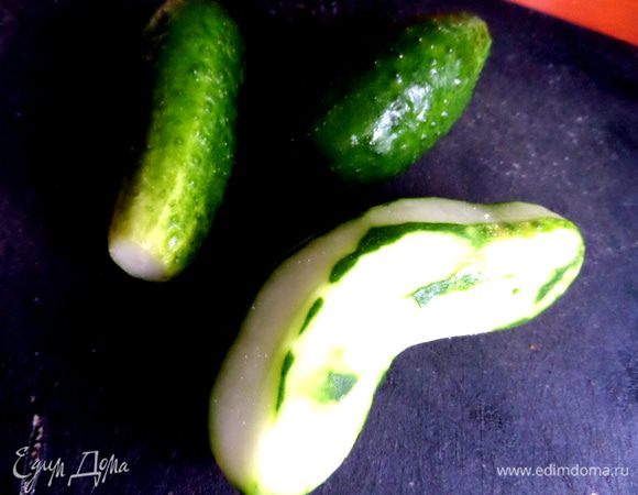 Огурец помыть, очистить.