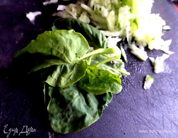 Шпинат измельчить.
