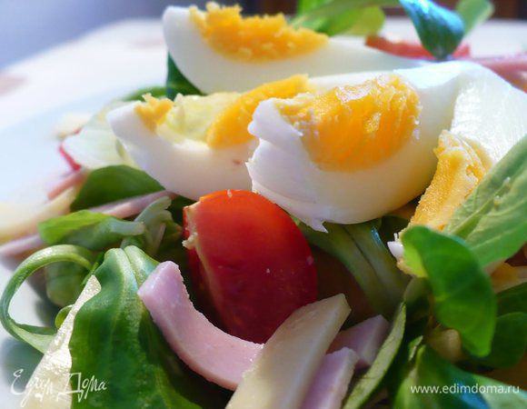 Распределяем заправку по салату, остывшее яйцо выкладываем на салат. Приятного аппетита! 
