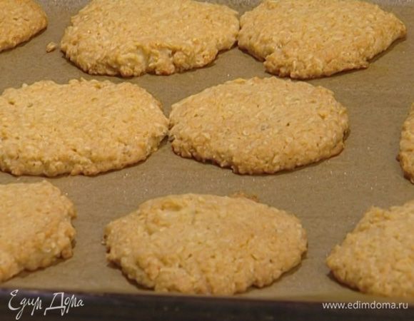 Выпекать в разогретой духовке 15 минут до светло-золотистого цвета.