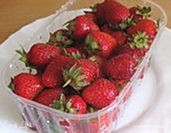 Ягоды вымыть, почистить. В блендере или миксером измельчить 400 г клубники в пюре, остальные ягоды отложить для украшения.