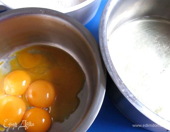 Желтки отделить от белков. 
