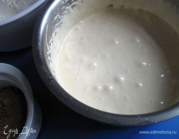 Желтки взбить с половиной стакана сахарного песка в густую пену. Они после смешивания миксером должны стать светлыми и густыми.