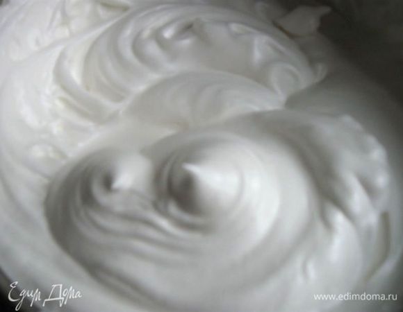 Белки взбить на средней скорости миксера  до пиков  со щепоткой соли. Постепенно добавить оставшийся сахарный песок, продолжая взбивать. Эта операция займет минут 10.