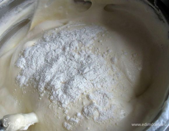 Постепенно добавлять муку, осторожно перемешивая тесто снизу вверх.