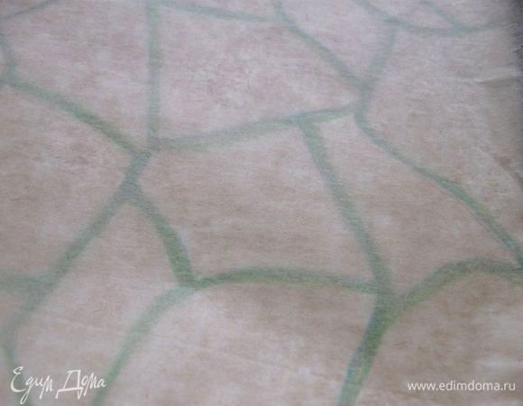 Противень  застелить  бумагой с рисунком. Сверху нее -  бумагой для запекания, которую  вырезать таким образом, чтобы она прикрывала и бортики формы.  