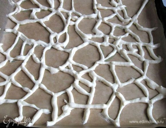 Из кондитерского мешочка по рисунку выдавить тесто (уйдет небольшая часть от общей массы). После этого осторожно вынуть листок белой бумаги с рисунком. Поставить  противень в духовку, разогретую до 180 градусов  примерно на 2-3 минуты.