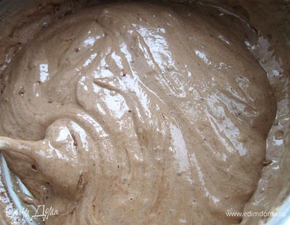  В это время просеять какао в оставшееся тесто, аккуратно перемешать.