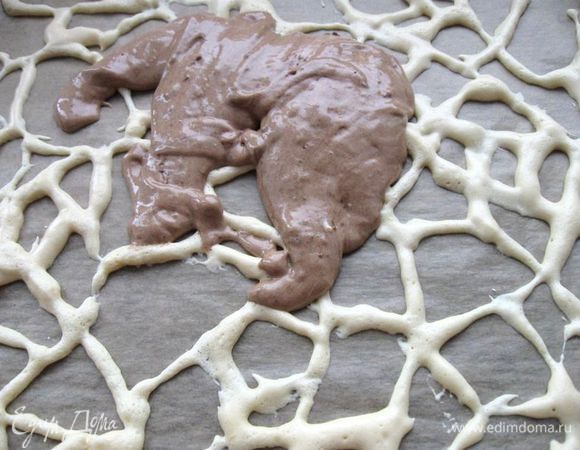 Аккуратно ложечкой выкладывать тесто на рисунок, стараясь не повредить светлый бисквит.