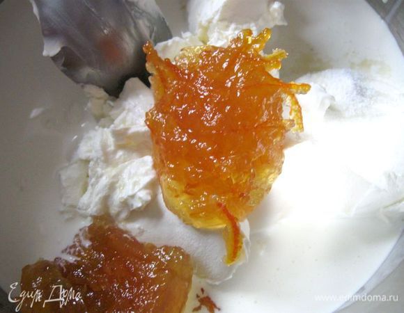  Перевернуть бисквит на полотенце, закрутить, раскрутить  аккуратно с помощью полотенца. Начинку перемешать миксером. 