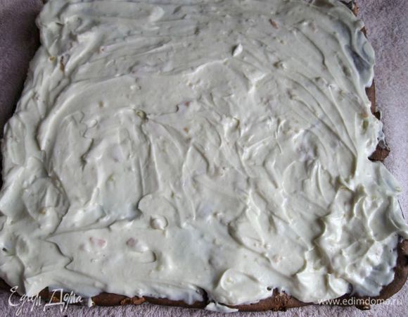 Смазать начинкой, когда бисквит немного остынет.