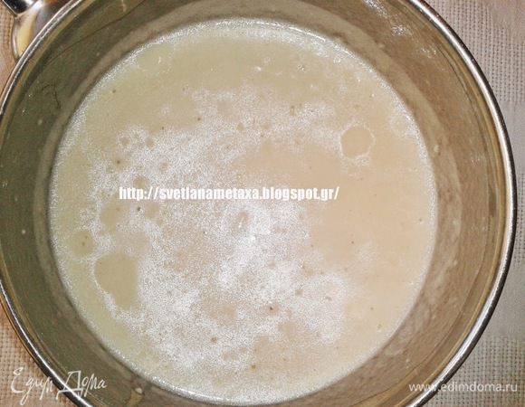 В  маленькую кастрюлю налить воды, добавить соль и растительное масло, вскипятить.