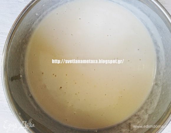 В воду высыпать 1/2 стакана муки, заварить, перемешать, чтобы не было комочков. Дать остыть.