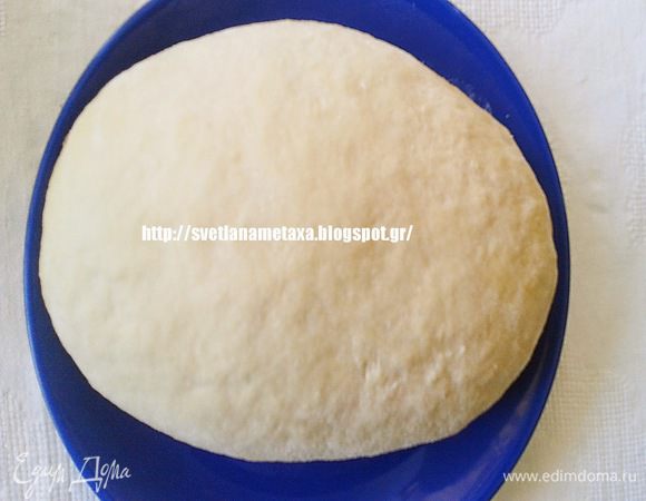 Добавить яйцо и оставшуюся муку. Замесить тесто. Тесто не должно липнуть к рукам. После того как замесили тесто, оставьте его на 1 час. В течении часа еще раз помять тесто.